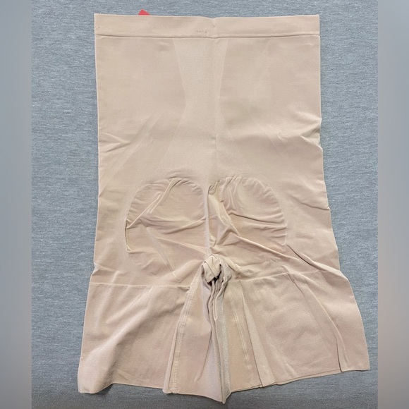 SPANXsculpt™ OnCore High-Waisted Mid-Thigh Short - Picture 3 of 8